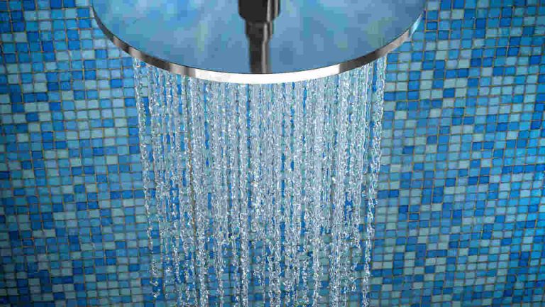 Rendez vos joints de douche comme neufs avec cet ingrédient du frigo